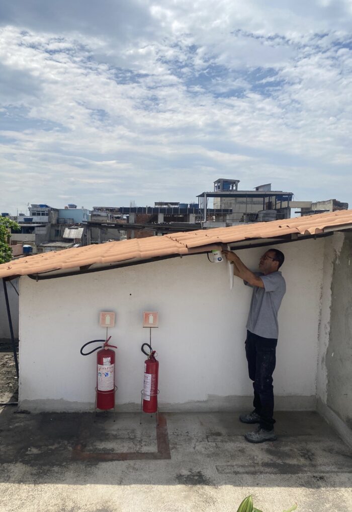 Installing an open-source Octopus sensor on a rooftop in Maré, Rio de Janeiro
